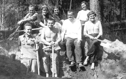 А.В.Арциховский со студентами (среди них Д.А.Авдусин) на раскопках. Звенигородская экспедиция, 1940 г.